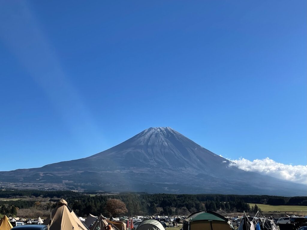 ふもとっぱらキャンプ場から見る富士山の写真