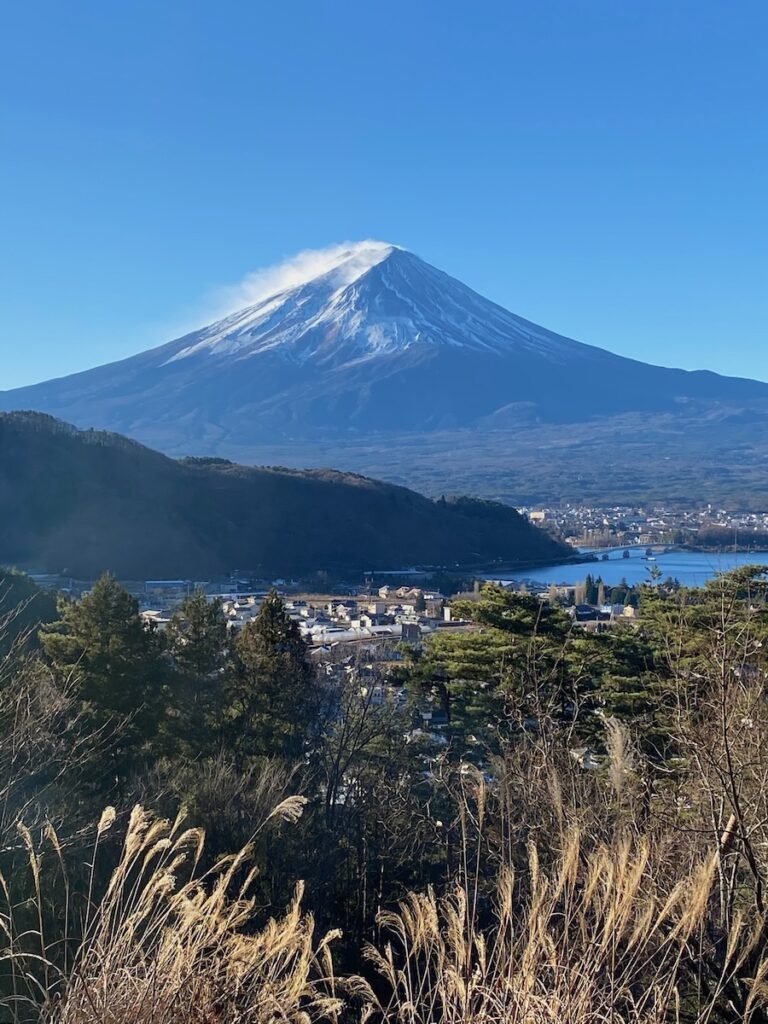 真正面に富士山の写真