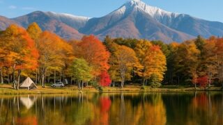 駒出池キャンプ場山と紅葉、湖畔の写真